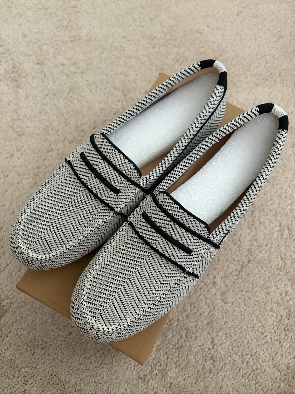 CVISTPIEO NIB Women's Black White Loafers Size 10 Cushioned Comfort‎ Round Toe